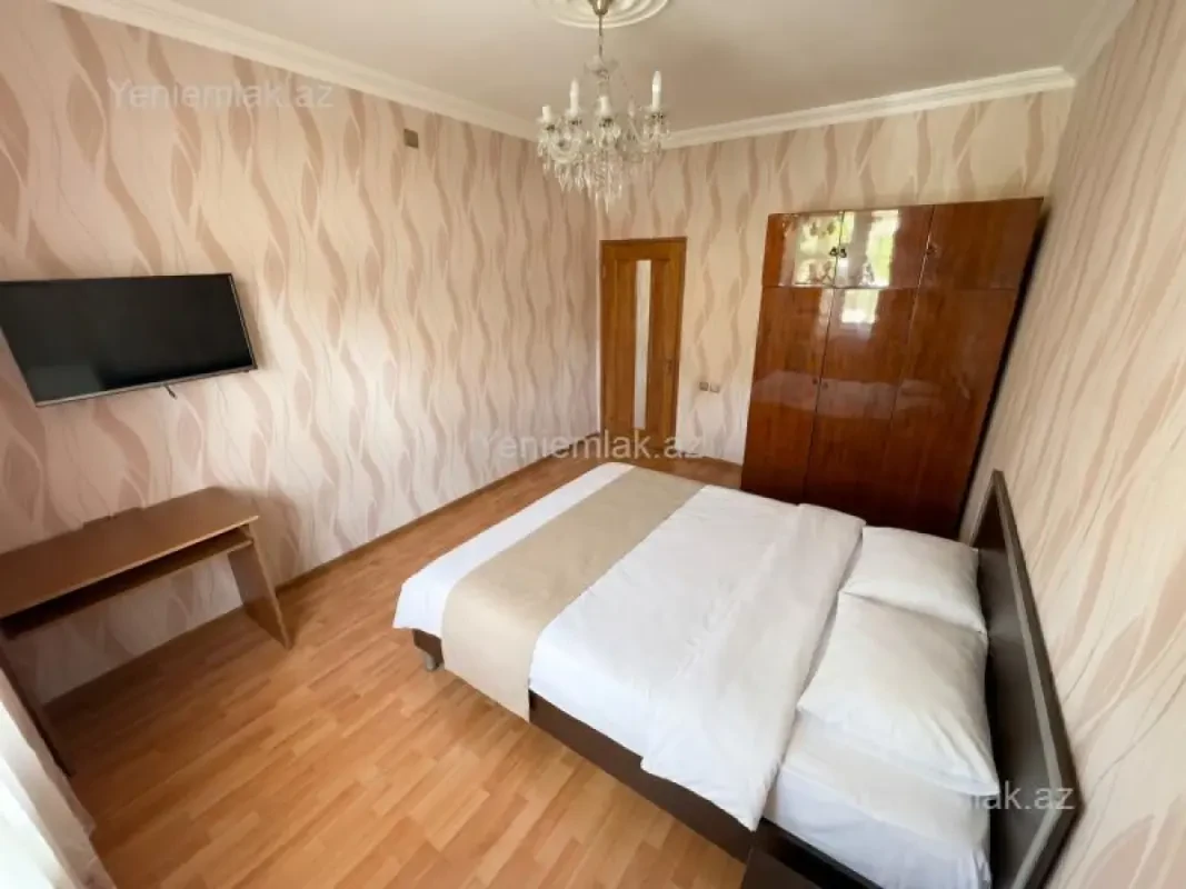 Satılır 4 otaqlı köhnə tikili 100 m²