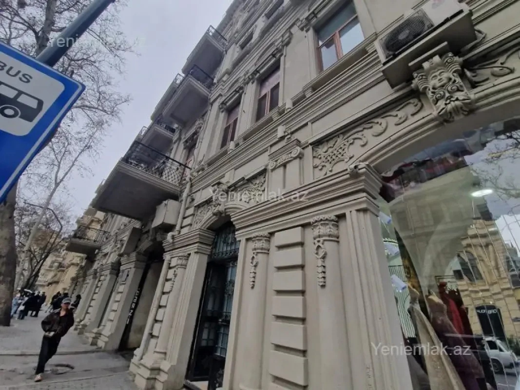 Satılır 5 otaqlı köhnə tikili 220 m²