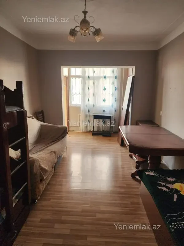 Satılır 2 otaqlı köhnə tikili 65 m²