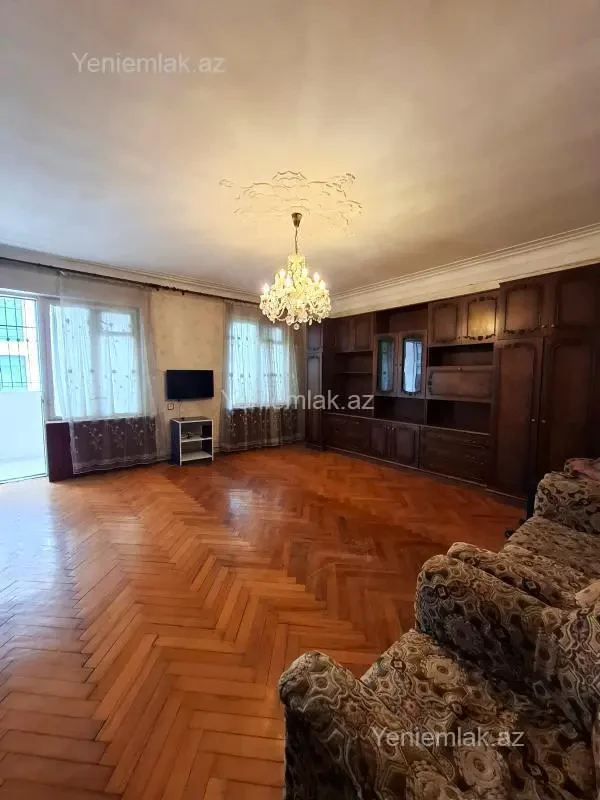Satılır 4 otaqlı köhnə tikili 110 m²