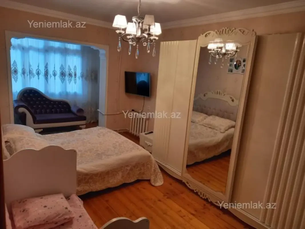 Satılır 4 otaqlı köhnə tikili 110 m²