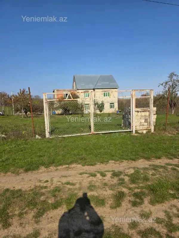 Satılır 8 otaqlı həyət evi 240 m²