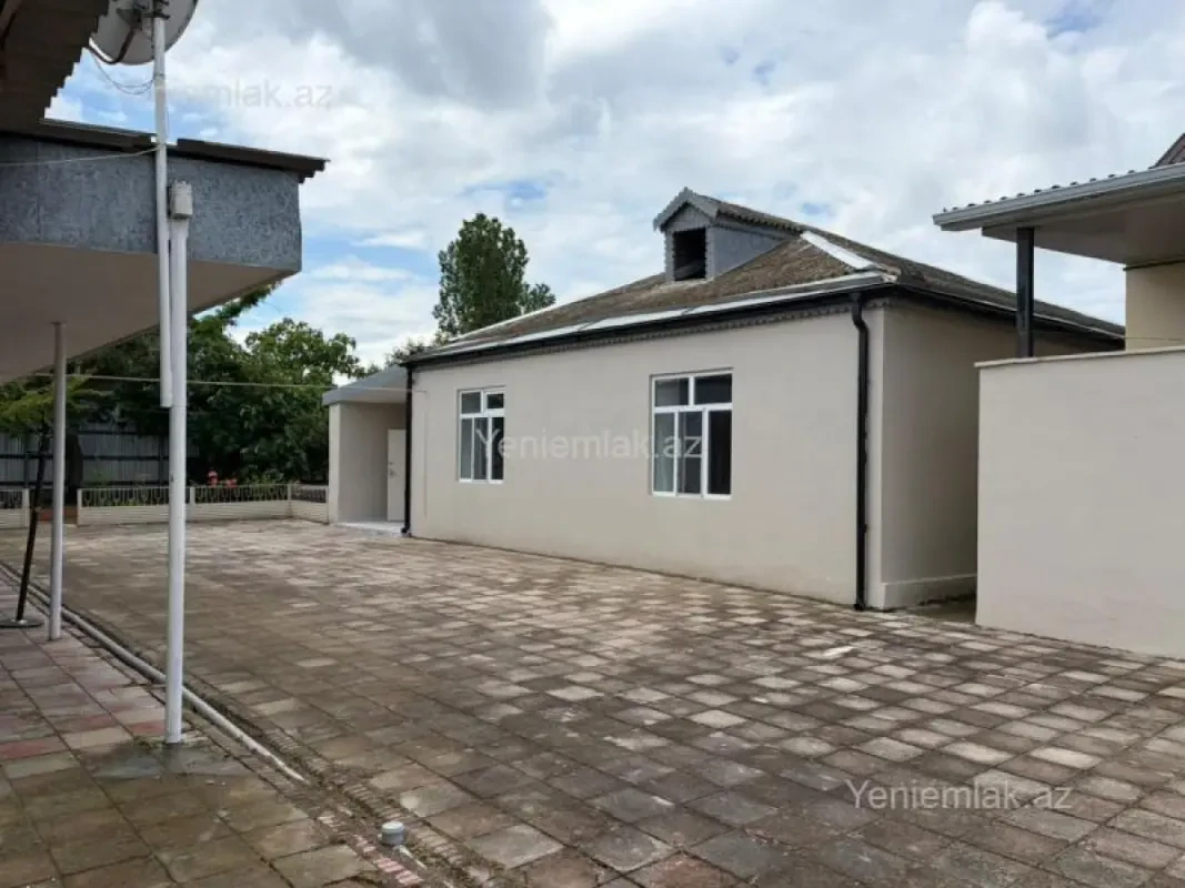 Satılır 5 otaqlı həyət evi 200 m²