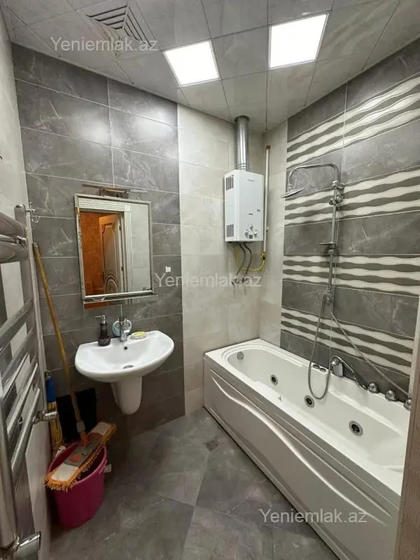Satılır 3 otaqlı köhnə tikili 120 m²