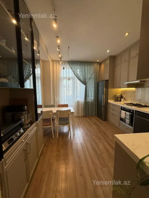 Satılır 3 otaqlı yeni tikili 130 m²