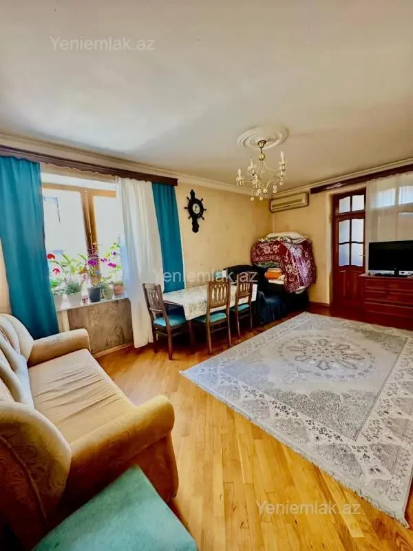 Satılır 2 otaqlı köhnə tikili 60 m²