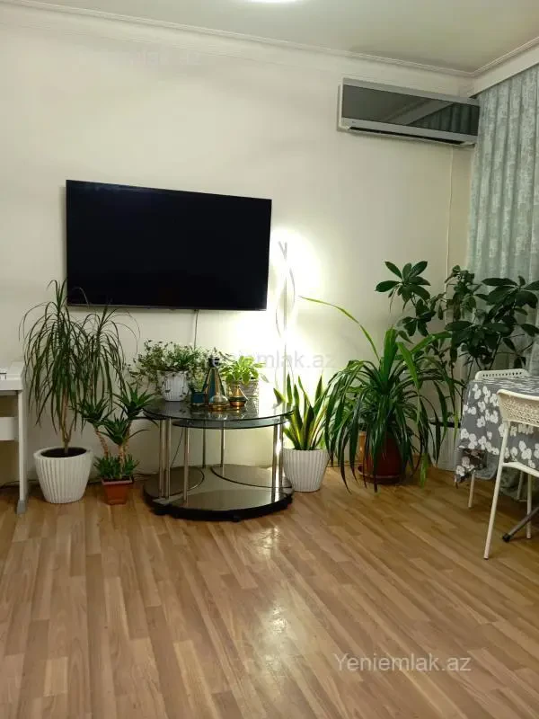 Satılır 2 otaqlı köhnə tikili 105 m²