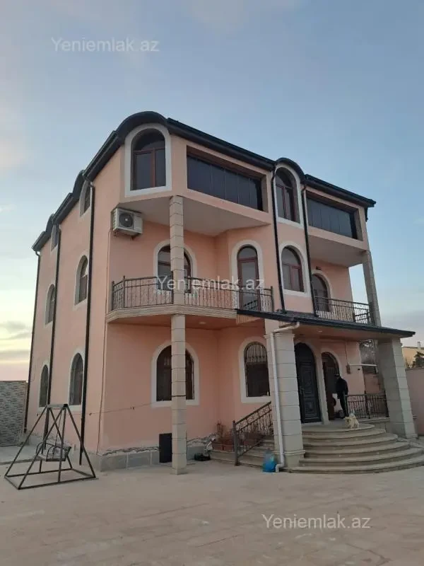 Satılır 8 otaqlı həyət evi 420 m²