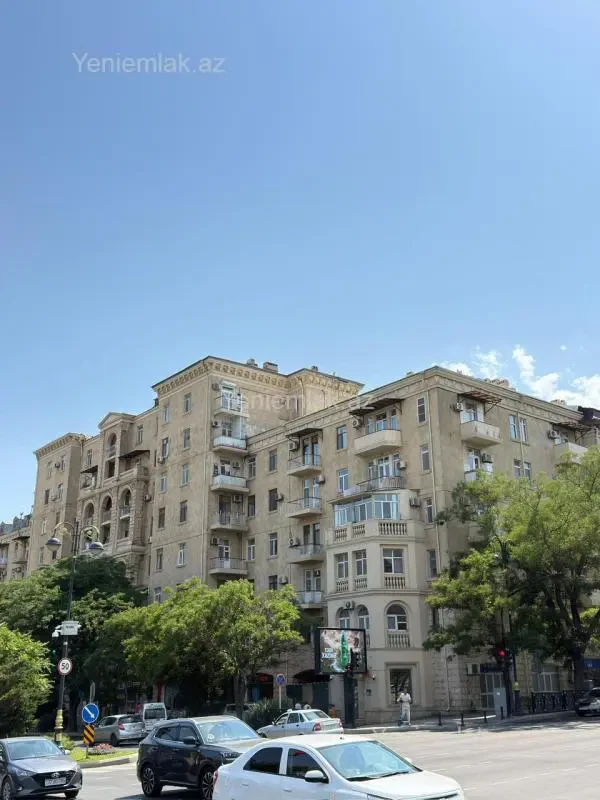 Satılır 5 otaqlı köhnə tikili 200 m²