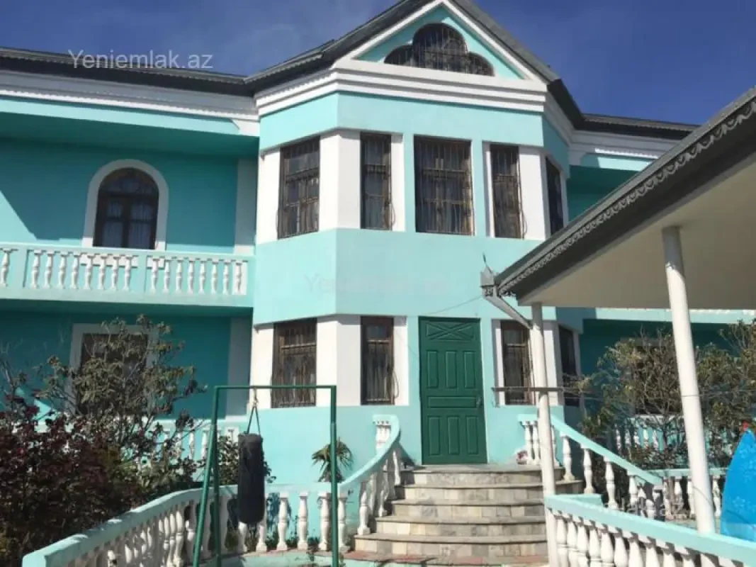 Satılır 10 otaqlı həyət evi 550 m²