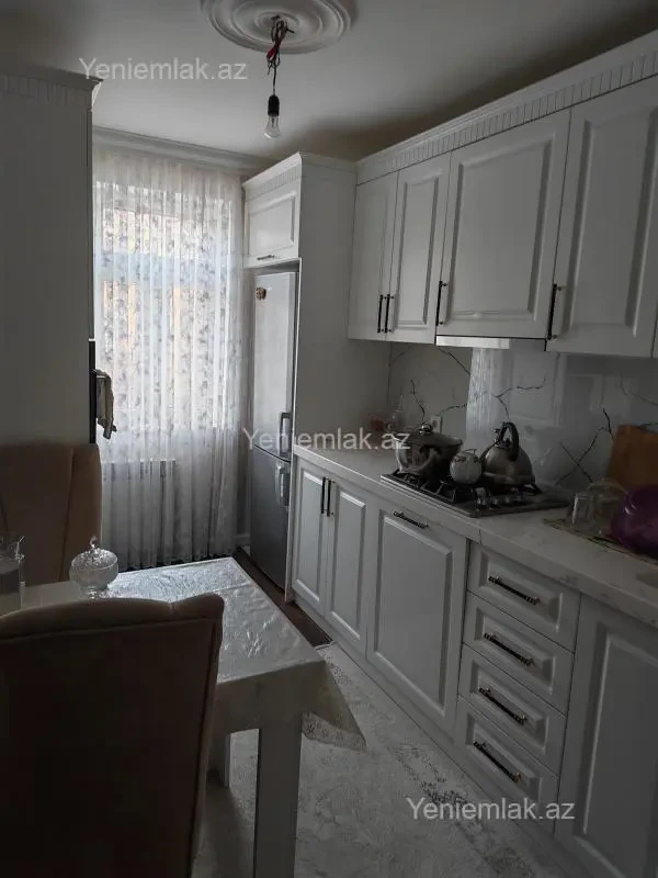 Satılır 4 otaqlı köhnə tikili 90 m²
