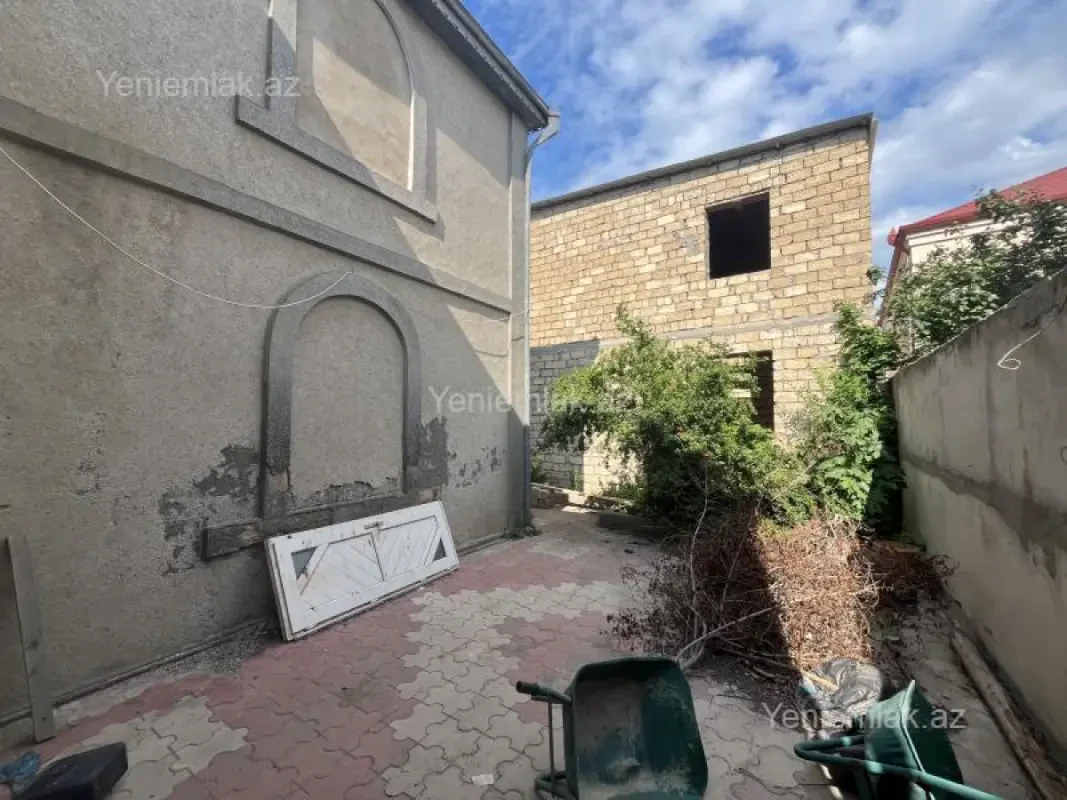 Satılır 9 otaqlı həyət evi 300 m²