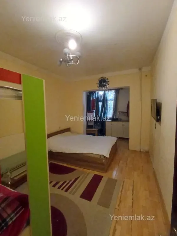 Satılır 1 otaqlı köhnə tikili 42 m²