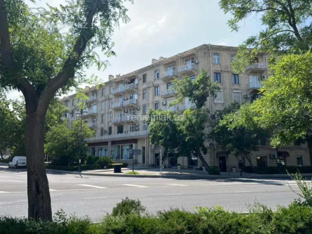 Satılır 6 otaqlı köhnə tikili 180 m²