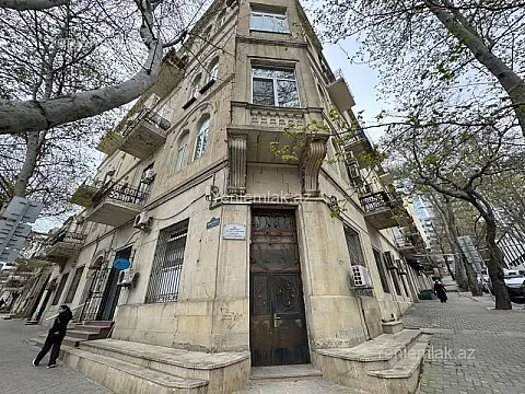 Satılır 4 otaqlı köhnə tikili 180 m² — Bakı, Səbail 4 otaq 180.00 m²