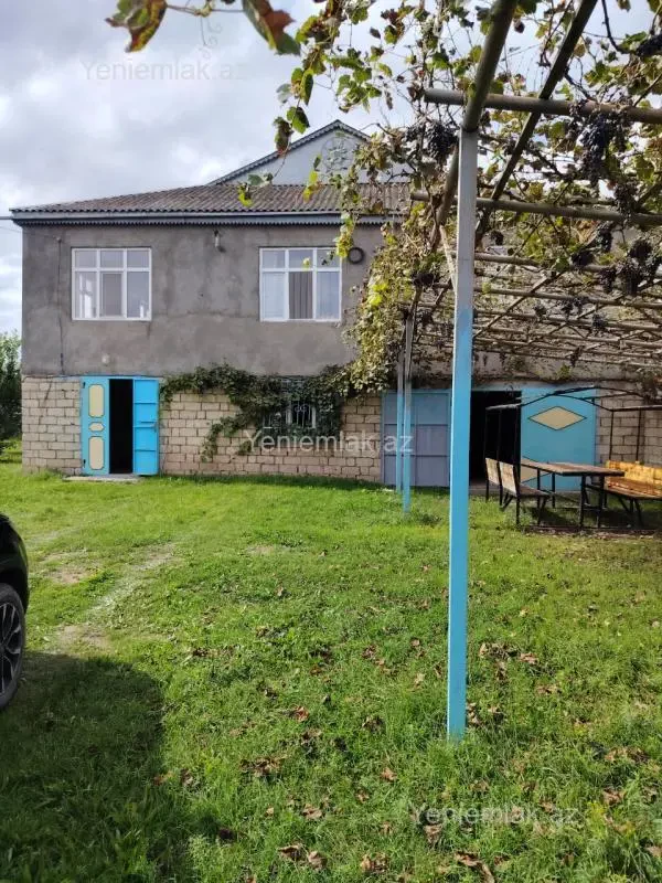 Satılır 7 otaqlı həyət evi 300 m²