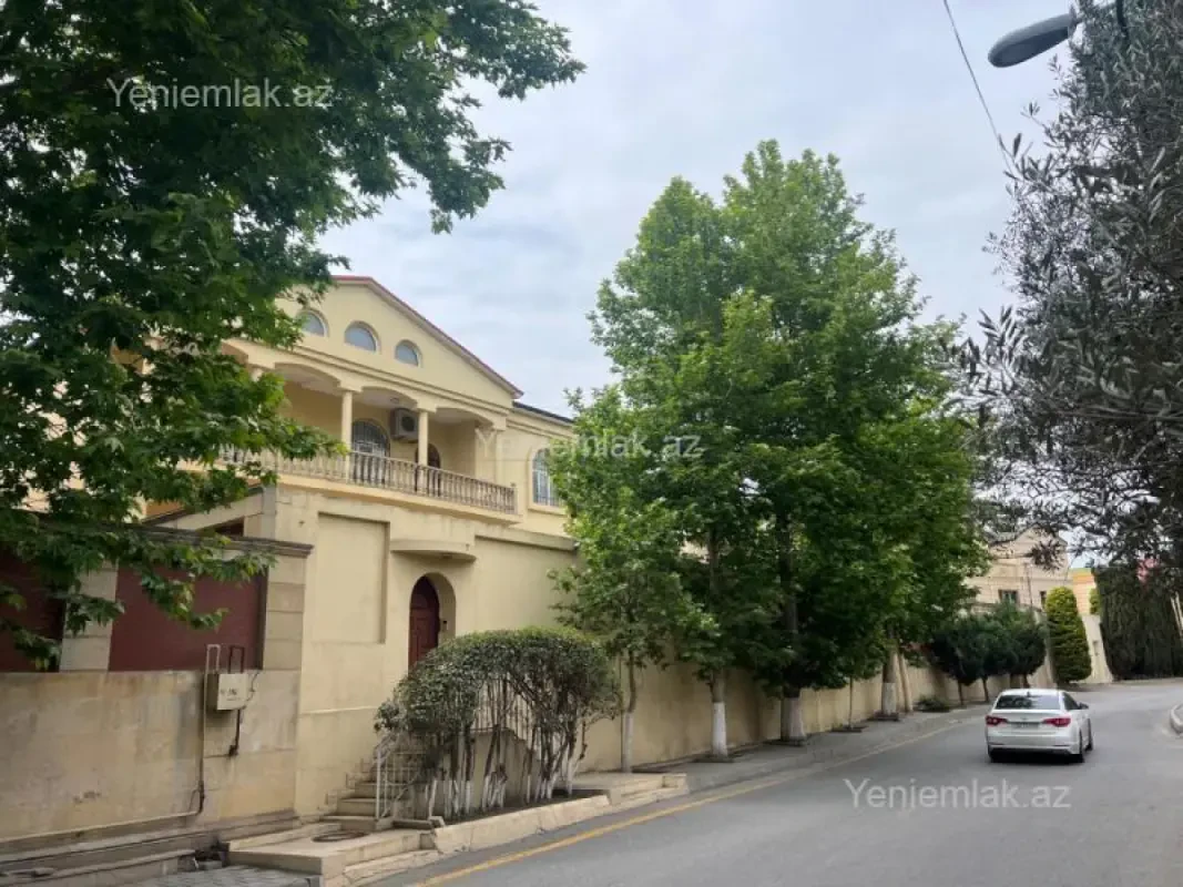 Satılır 9 otaqlı həyət evi 650 m²