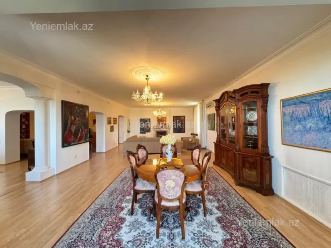 Satılır 5 otaqlı köhnə tikili 300 m²