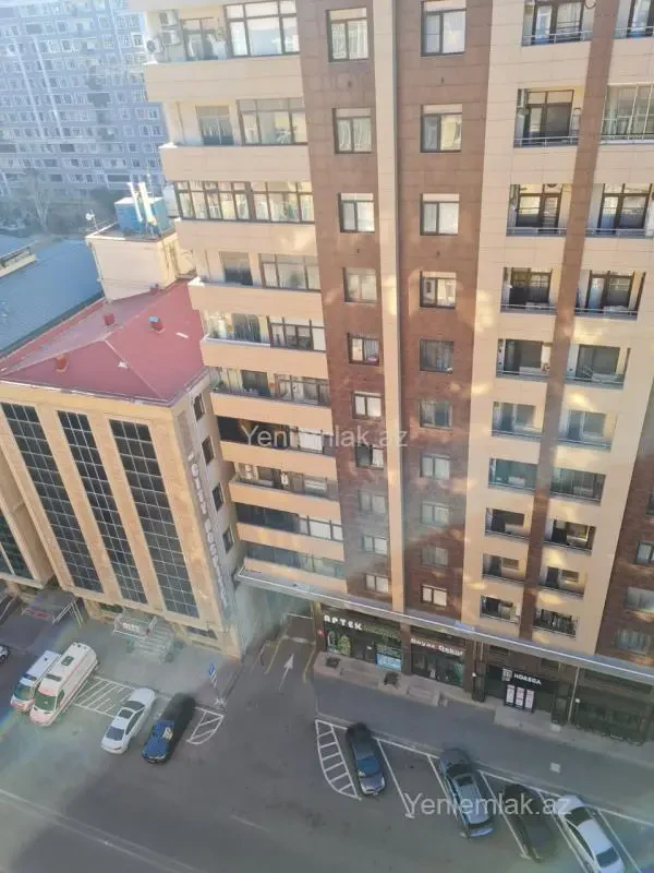 Satılır 4 otaqlı köhnə tikili 240 m²
