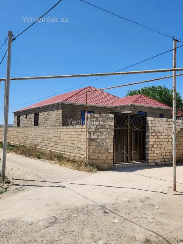 Satılır 5 otaqlı həyət evi 180 m²