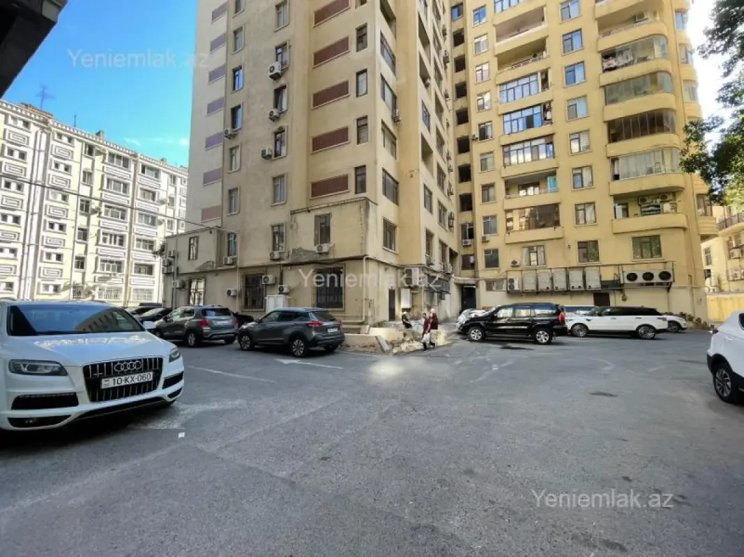 Satılır 4 otaqlı yeni tikili 180 m²