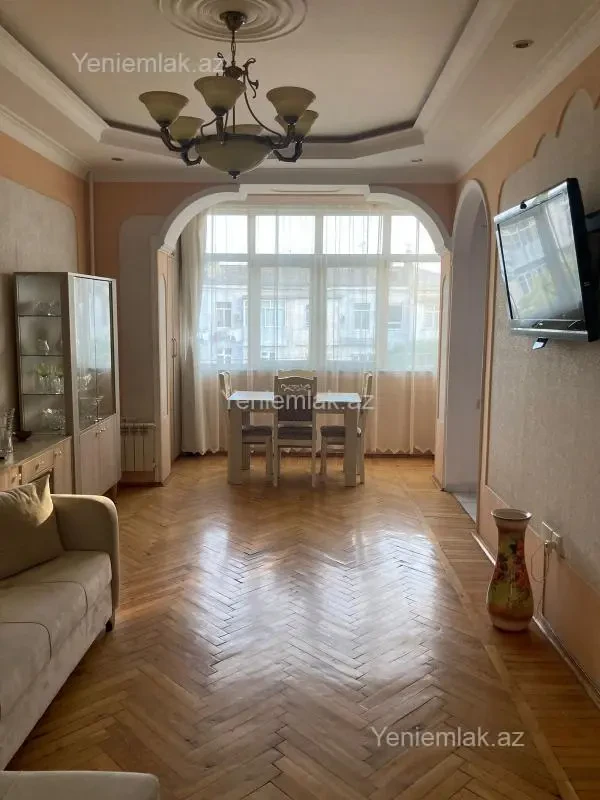 Satılır 3 otaqlı köhnə tikili 75 m²