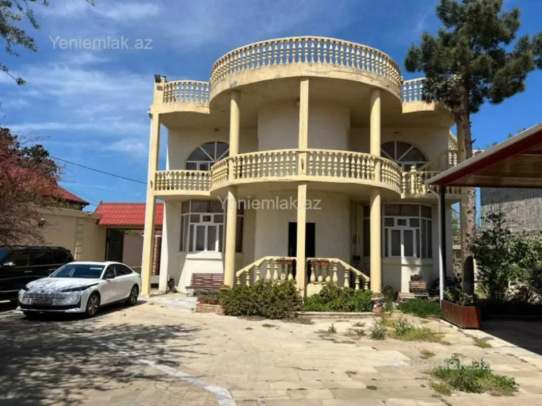 Satılır 5 otaqlı həyət evi 300 m²