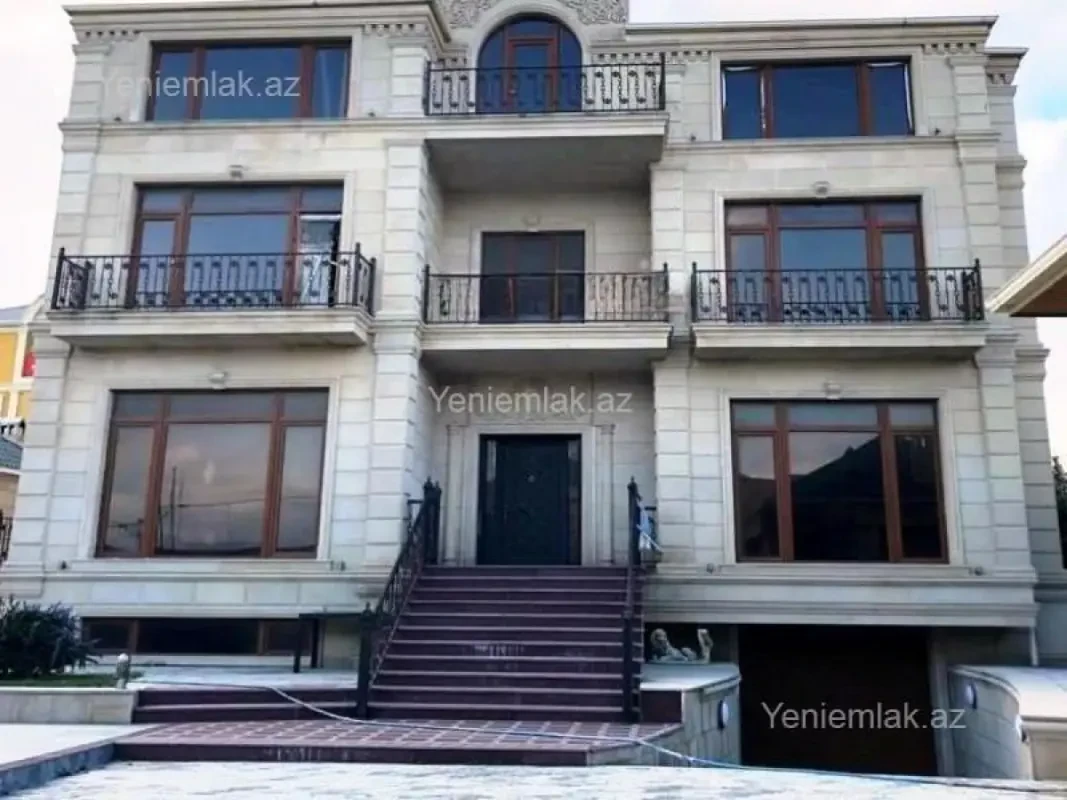 Satılır 12 otaqlı həyət evi 700 m²