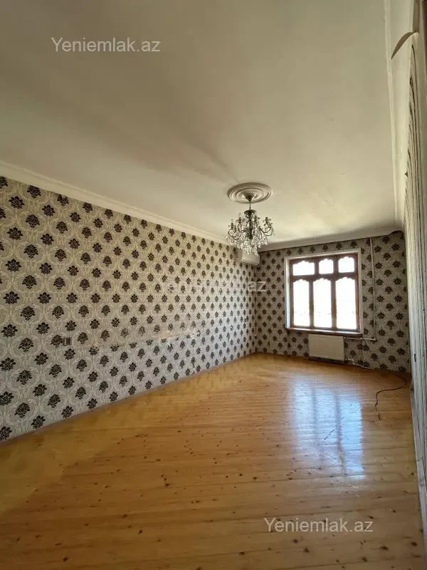 Satılır 4 otaqlı köhnə tikili 110 m²