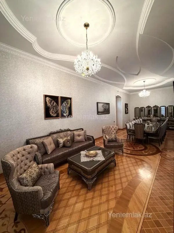 Satılır 7 otaqlı köhnə tikili 450 m²