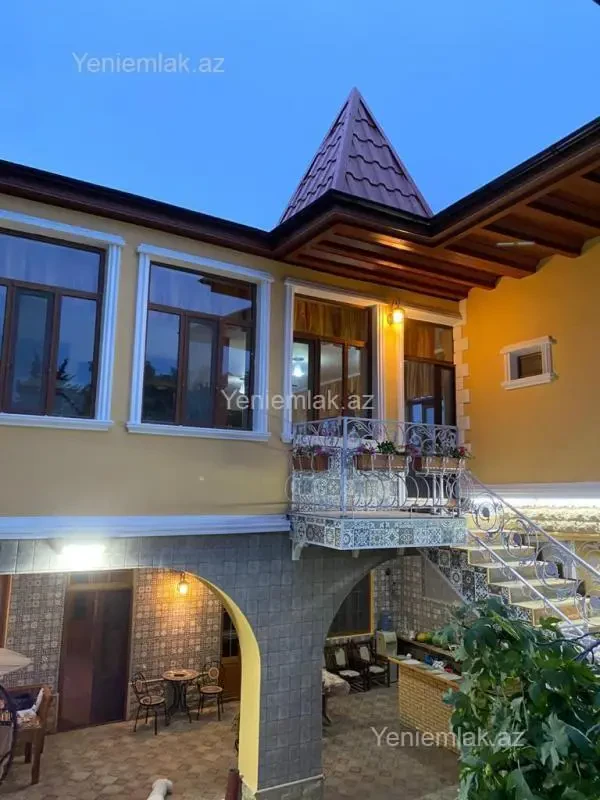 Satılır 12 otaqlı həyət evi 450 m²
