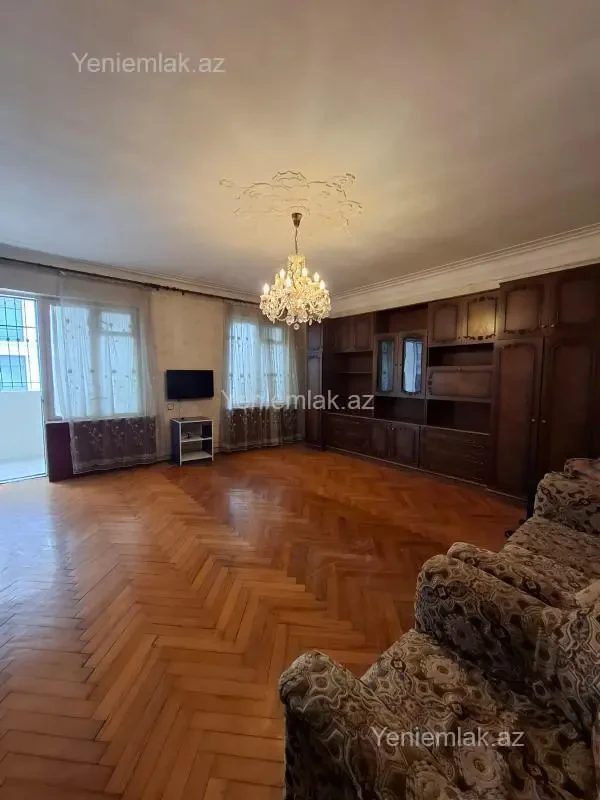 Satılır 3 otaqlı köhnə tikili 105 m²