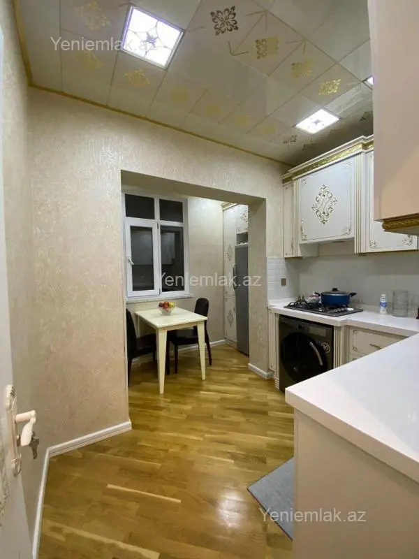 Satılır 4 otaqlı köhnə tikili 105 m²