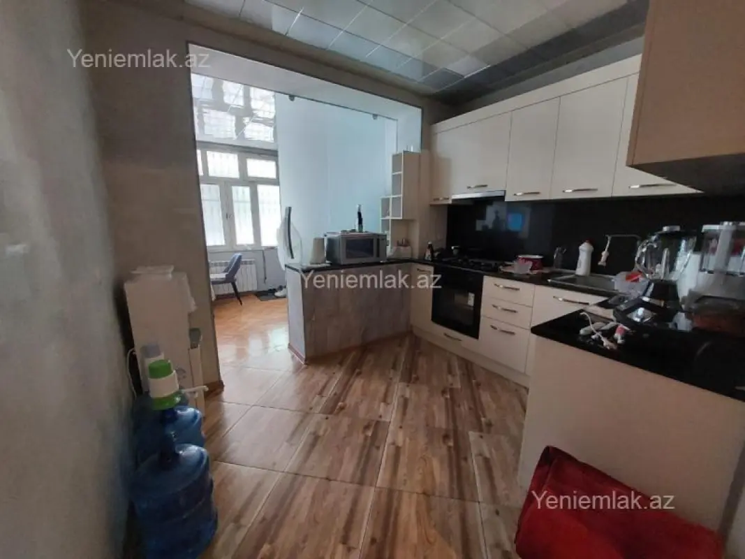 Satılır 4 otaqlı köhnə tikili 100 m²