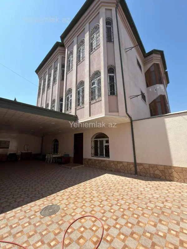 Satılır 11 otaqlı həyət evi 750 m²