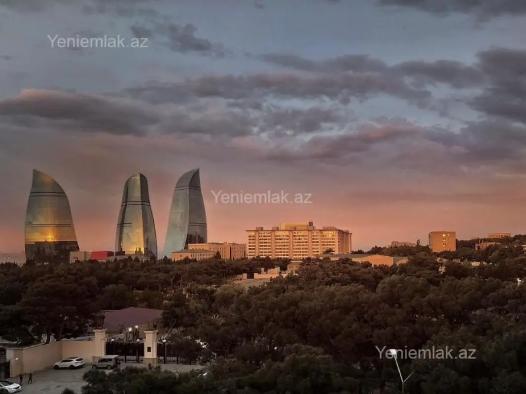 Satılır 4 otaqlı köhnə tikili 100 m²