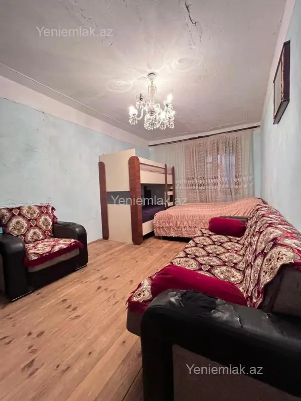 Satılır 1 otaqlı köhnə tikili 42 m²