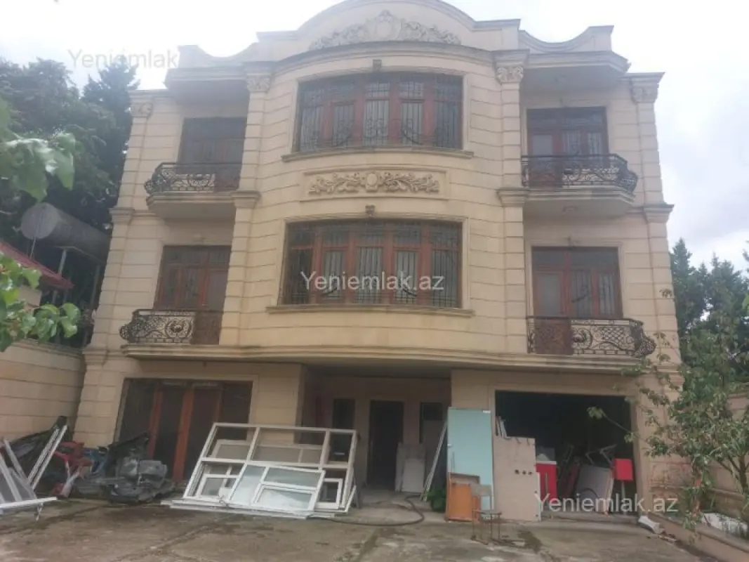 Satılır 9 otaqlı həyət evi 390 m²