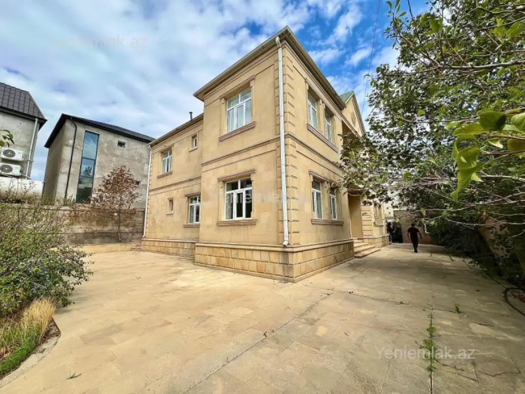 Satılır 8 otaqlı həyət evi 280 m²