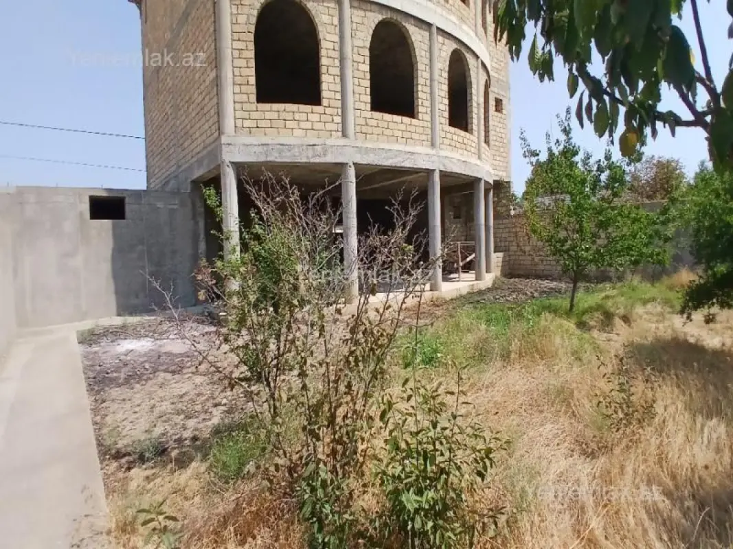 Satılır 9 otaqlı həyət evi 385 m²