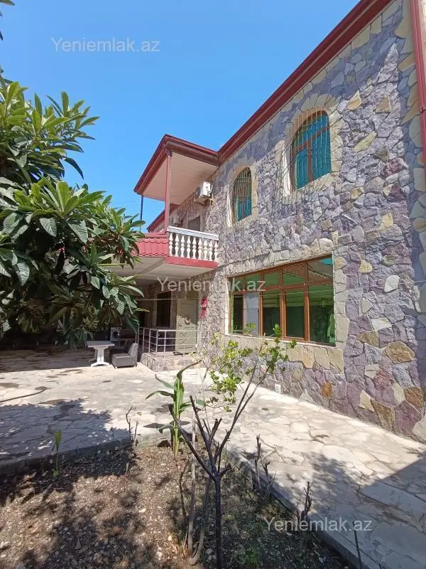 Satılır 7 otaqlı həyət evi 300 m²