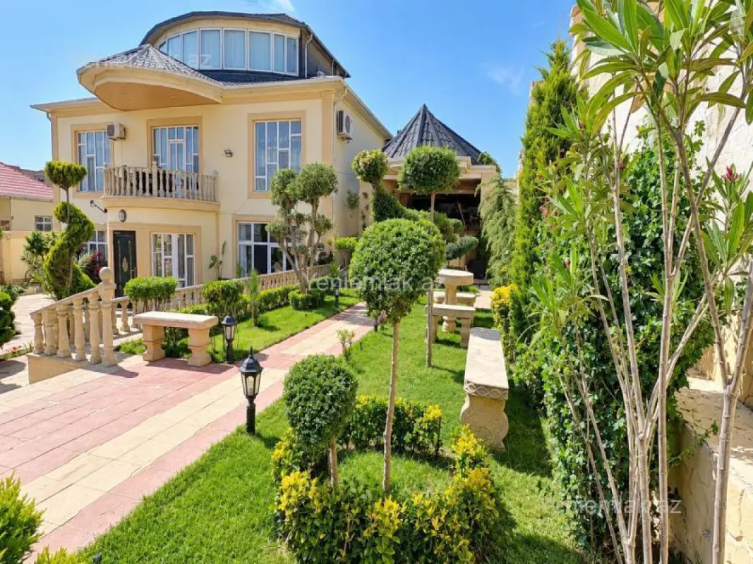 Satılır 5 otaqlı həyət evi 300 m²