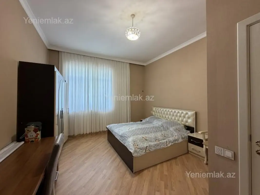 Satılır 5 otaqlı həyət evi 400 m²