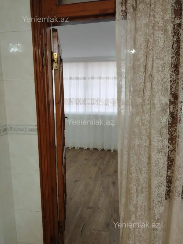 Satılır 4 otaqlı köhnə tikili 100 m²