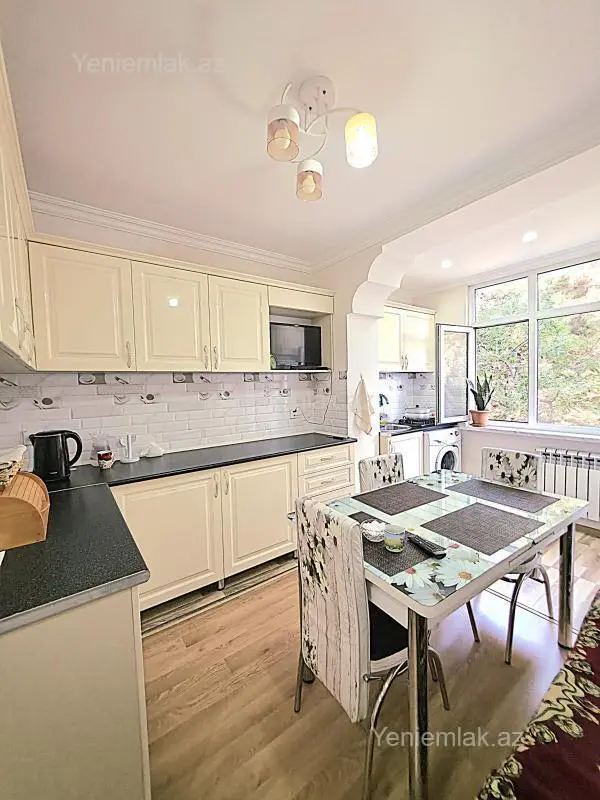 Satılır 3 otaqlı köhnə tikili 90 m²