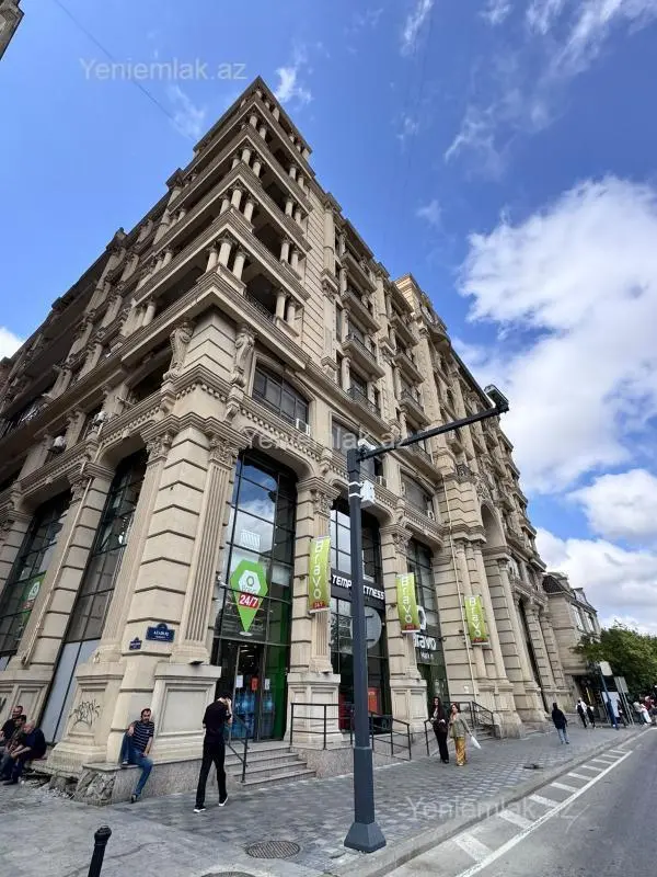 Satılır 4 otaqlı yeni tikili 210 m²