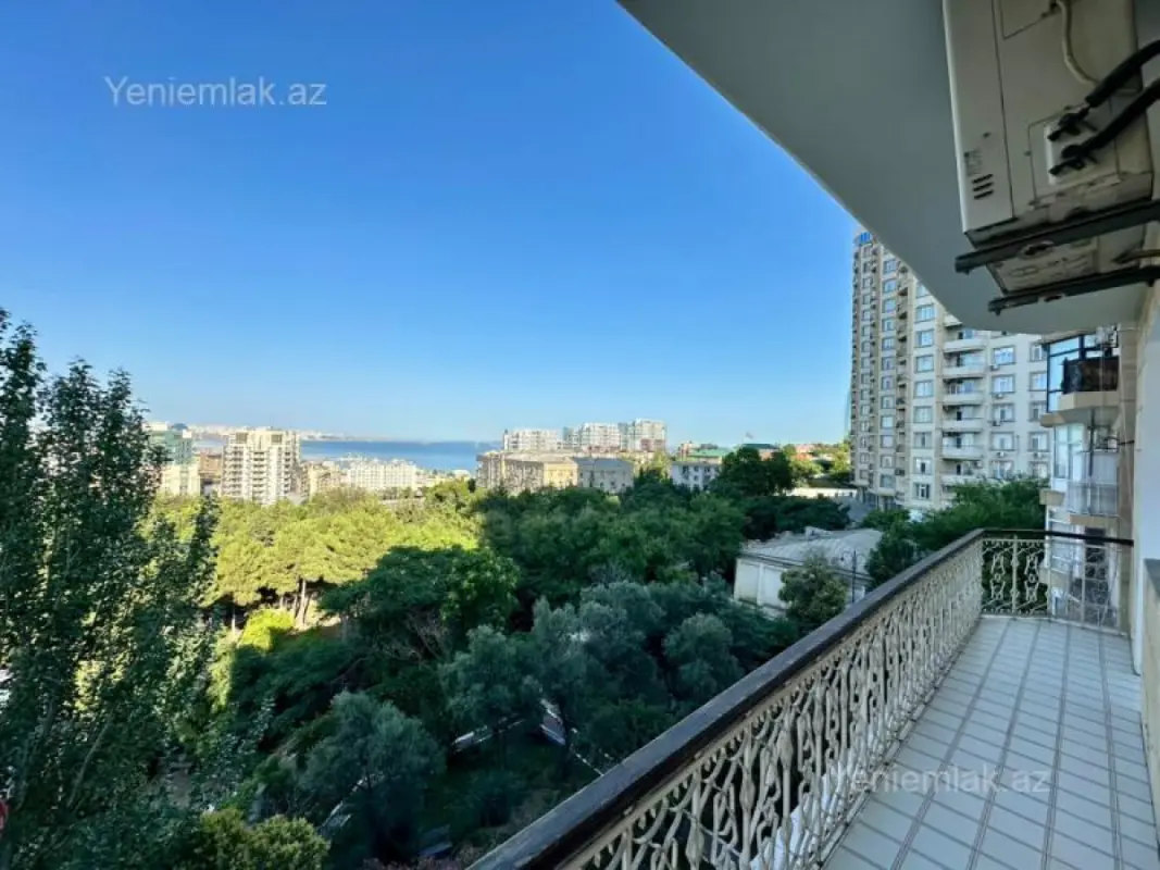 Satılır 5 otaqlı köhnə tikili 300 m²
