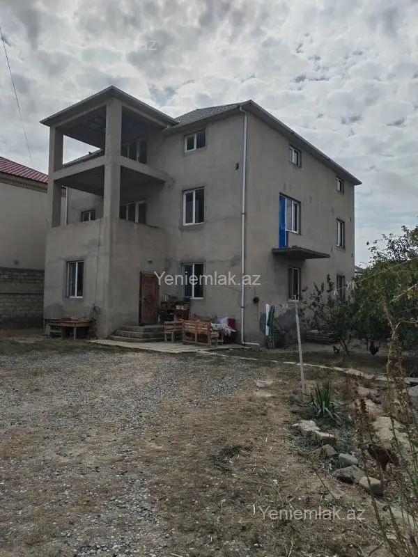 Satılır 8 otaqlı həyət evi 300 m²