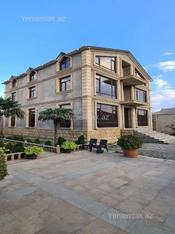 Satılır 8 otaqlı həyət evi 650 m²