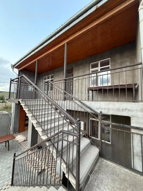 Satılır 6 otaqlı həyət evi 200 m²